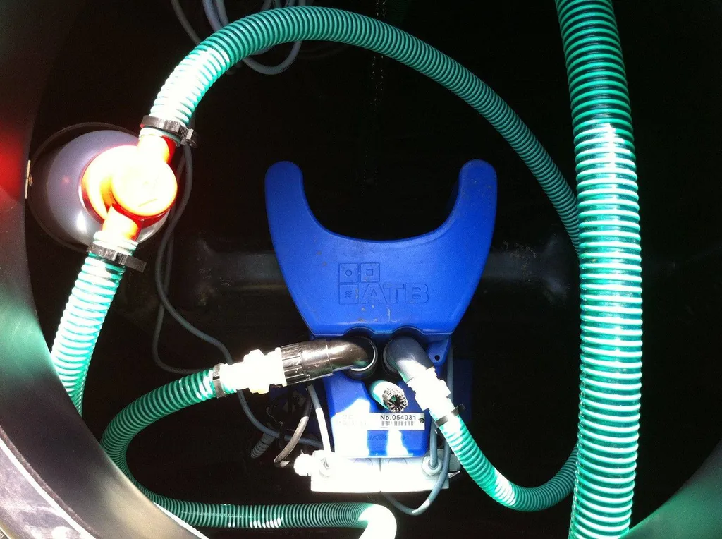 Traitement des eaux blanches : intérieur cuve micro station d épuration dans le Var