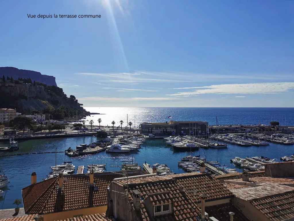 A la vente appartement T3 Cassis en deuxième ligne sur le port avec jolie vue Château, Cap Canaille et port 