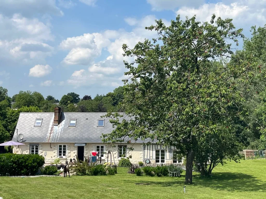La Mailleraye sur Seine : Longère avec de beaux volumes à vendre sur l'axe Caudebec-en-Caux / Bourg-Achard