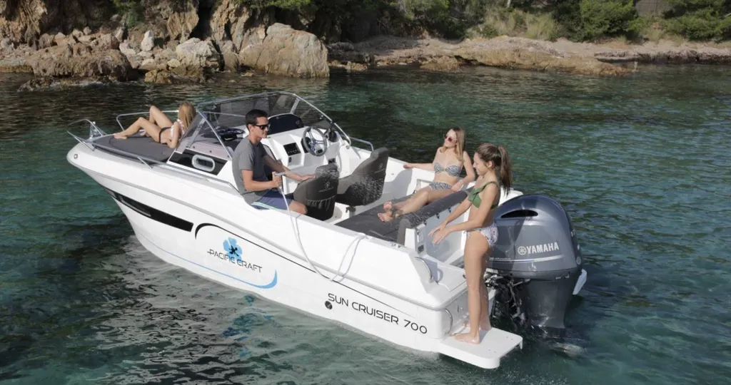 Faire du ski nautique à la baule avec un Pacific Craft vendu par Meca Nautique