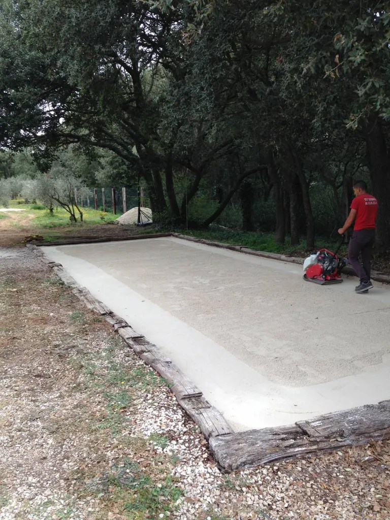 Compactage du sable du terrain de boule près de Salon de Provence