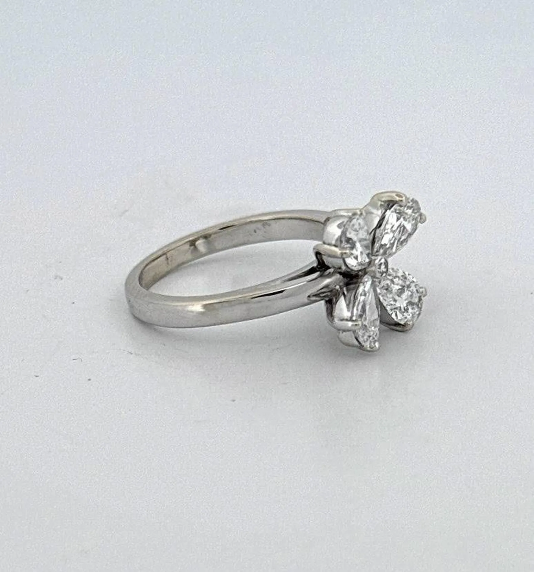 Bague Joaillière d'Exception : Trèfle en Or Blanc et 1,43 Carat de Diamants chez Or Ligne en Gironde