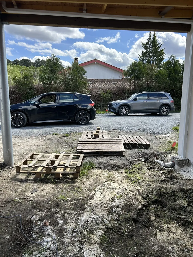 À Talence 33400 en Gironde, visite technique et installation borne de recharge 7 kW/22 kW pour Tesla, Mercedes, BMW et BYD effectuée sans sous-traitance par Aquitaine Énergie.