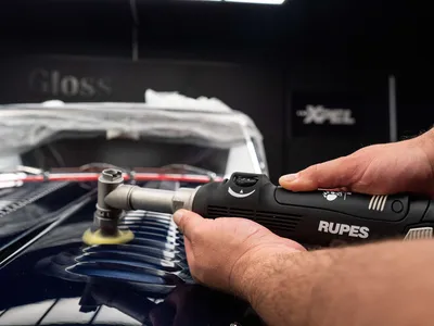 Polissage carrosserie complet sur Morgan bleu nuit à Vannes