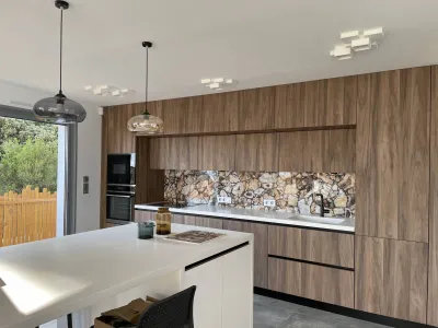 Réception de chantier cuisine Bois Noce Imperial & plan de travail Corian Blanc avec ilot près de St Cyr