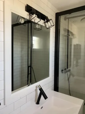 Salle de bain rénovée avec matériaux durables et design élégant, par l’Atelier D. architecte d’intérieur à Bordeaux.