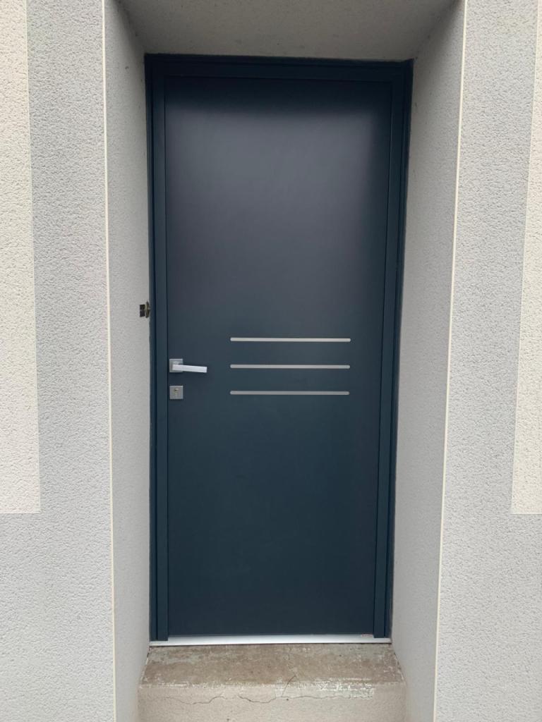 installation par 3 Baies d'une porte d'entrée en aluminium fabriquée en France par Bouvet, coloris gris anthracite avec insert inox à Champagne-au-Mont-d'Or
