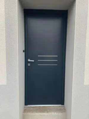 installation par 3 Baies d'une porte d'entrée en aluminium fabriquée en France par Bouvet, coloris gris anthracite avec insert inox à Champagne-au-Mont-d'Or