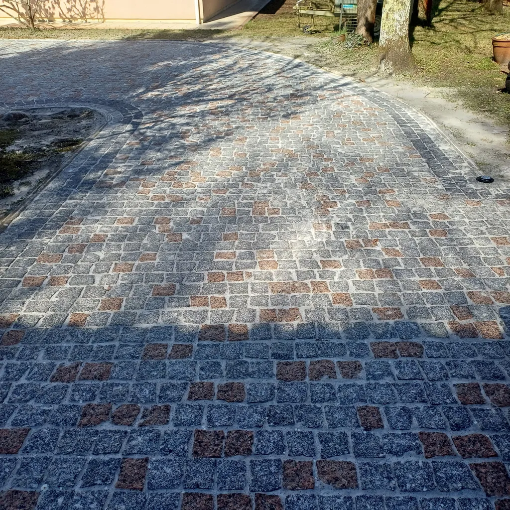 création d'un chemin et parkings en pavé granite gris albas et rose périno avec bande en pavé moir fadre 
