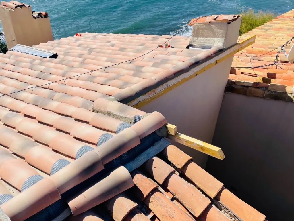 Réfection d’une toiture de maison en P.S.T Canal près de Aix en Provence.