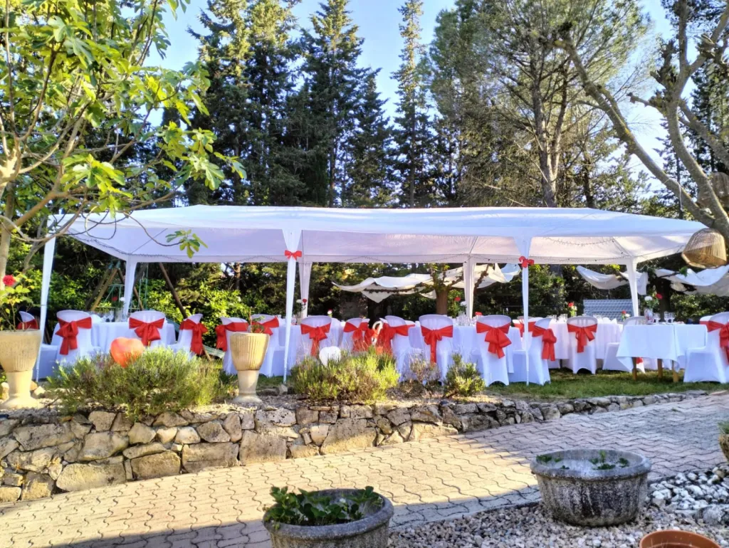 HOUSSE BLANCHE POUR CHAISE BISTROT MIAMI ROMANTIQUE POUR MARIAGE