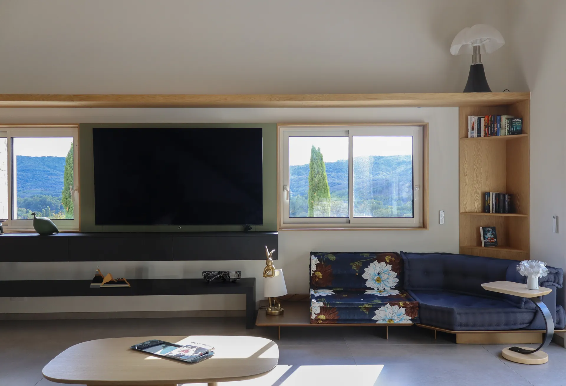 Meuble télé sur mesure en bois et rangements intégrés pour un intérieur contemporain vers Ruoms en Ardèche