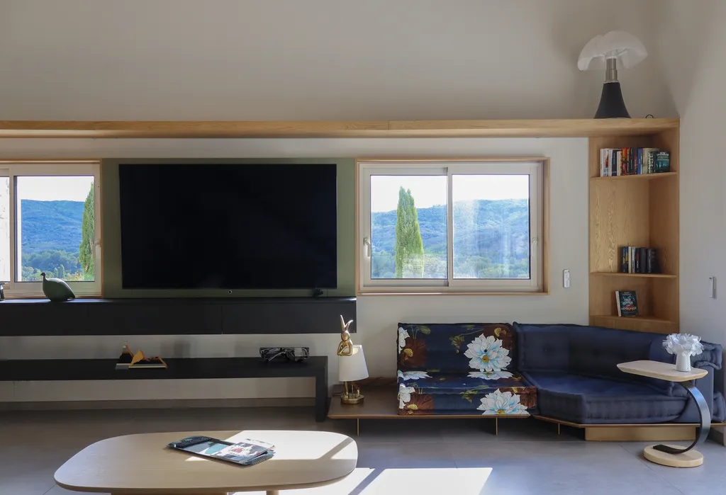 Meuble télé sur mesure en bois et rangements intégrés pour un intérieur contemporain vers Ruoms en Ardèche