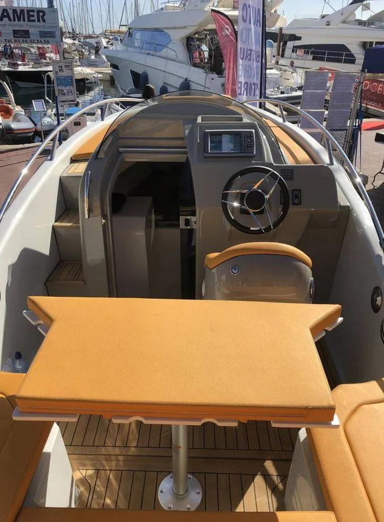 Libra cabin 650 bateau habitable Hyeres Var