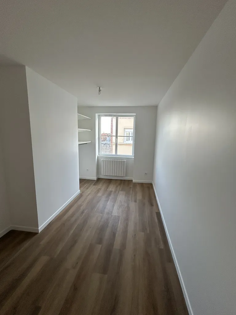 Chambre rénovée avec aménagement moderne et optimisation de l’espace