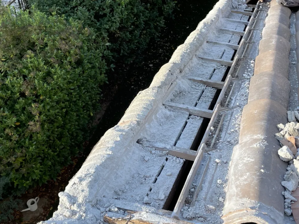 Changement d’un Faîtage avec Rive et nettoyage de toiture de maison sur Martigues