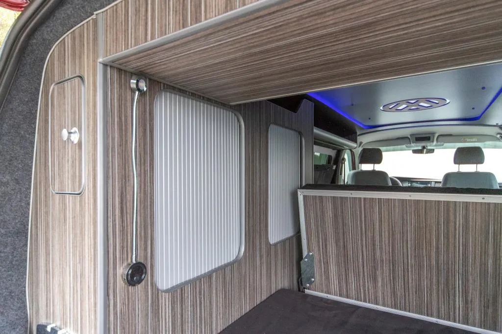 VW T6 Long aménagé sur-mesure à Marseille : van à plafond LED programmable pour les nuits méditerranéennes