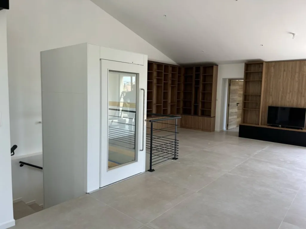 On ne pouvait rêver plus bel écrin pour cet ascenseur de maison NAMILIFT PL400 dans cette maison rénovée sur 2 niveaux entre Marseille & Toulon