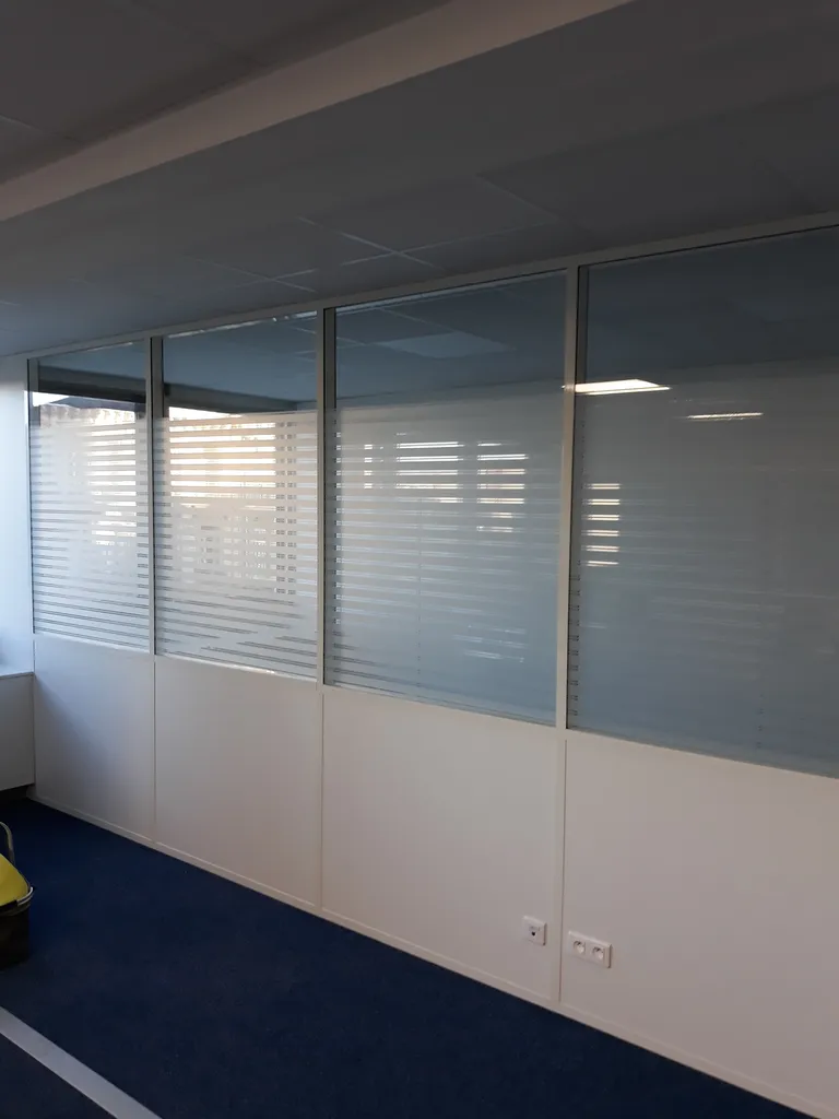 Quel film occultant choisir pour une confidentialité dans un open space 