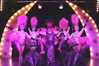 Plongez au cœur d’un voyage sensoriel avec le déjeuner-spectacle Belle Époque, où gastronomie raffinée et prestations scéniques se rencontrent au cabaret Francky Folies