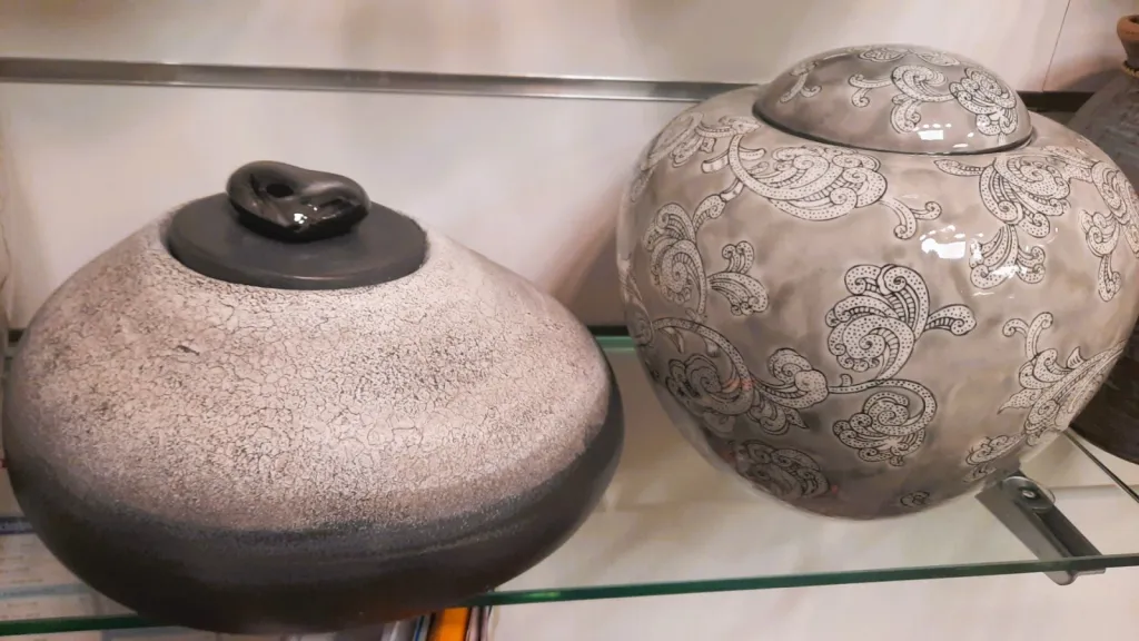 Urnes en céramiques pour l'inhumation en caveau, cavurne, case columbarium, en terre