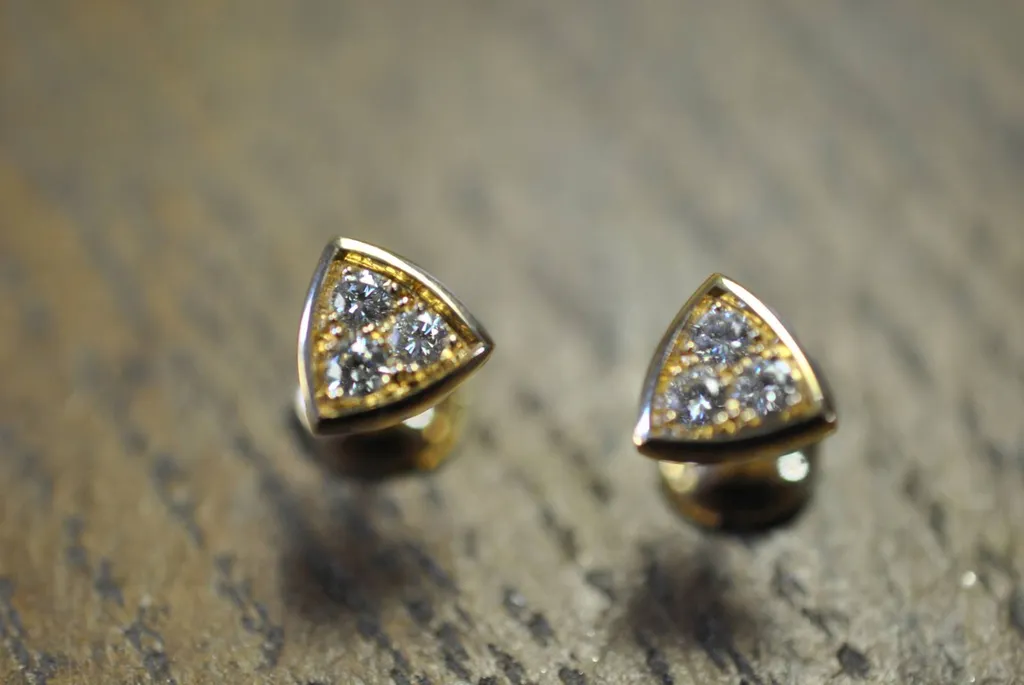 Boucles d'oreilles triangle avec des diamants