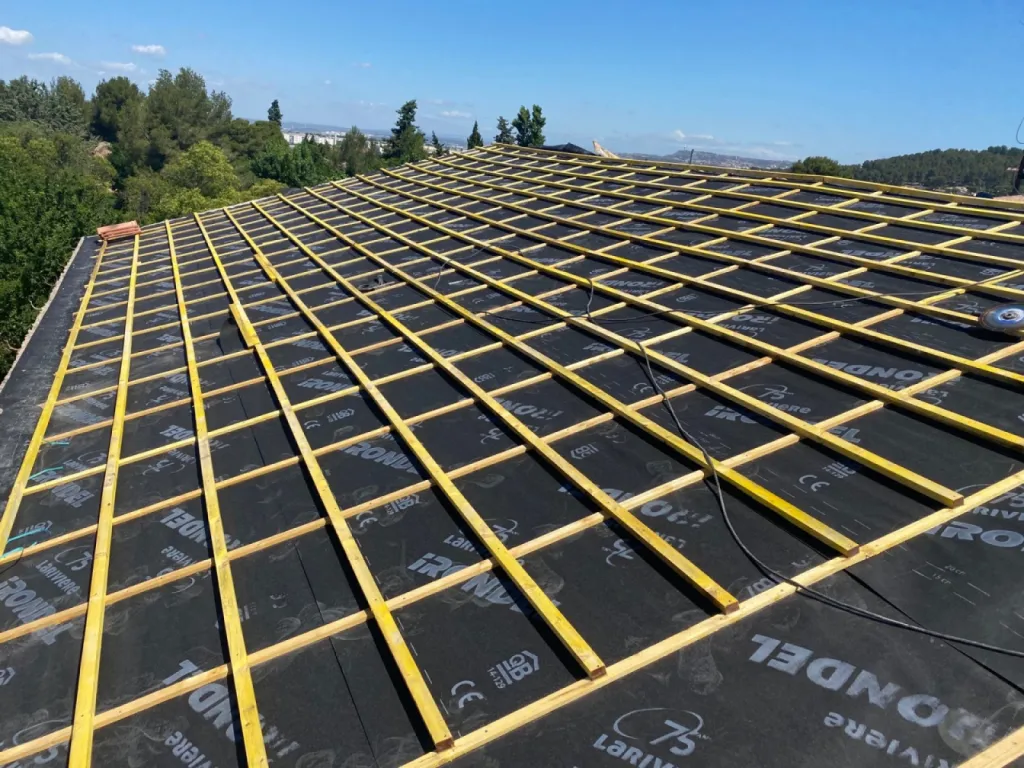 Changement d’une toiture de maison en tuiles Abeilles sur Martigues