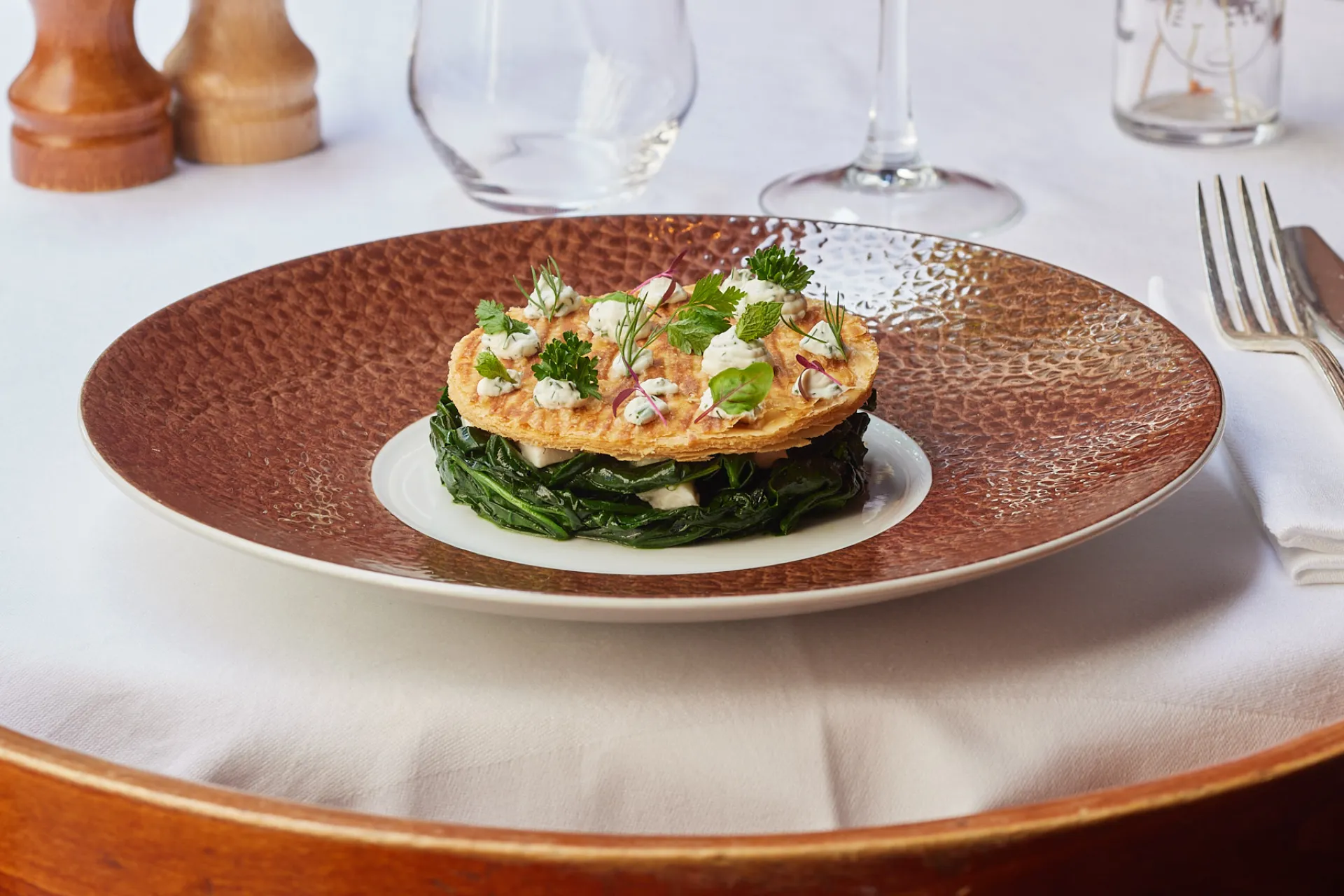 Découvrez l’élégance d’une brasserie et bistrot parisien authentique, au cœur du Quartier Latin, pour repas conviviaux et moments raffinés.