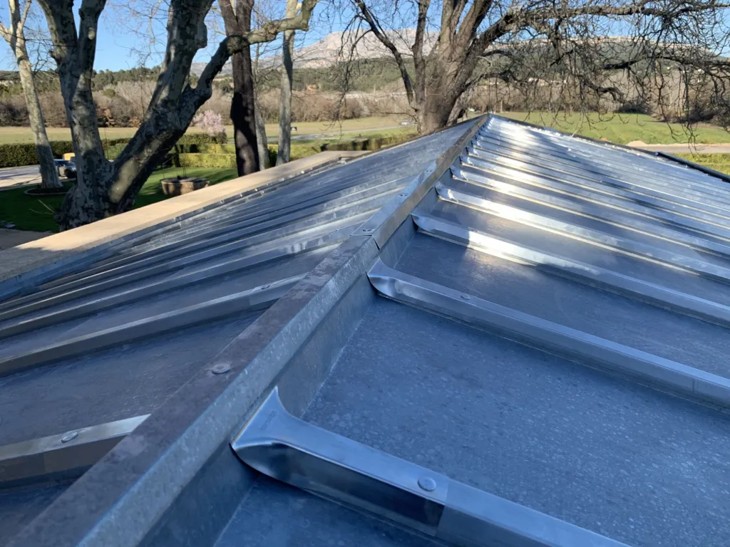 Toiture en zinc à Meyreuil dans les Bouches du Rhônes