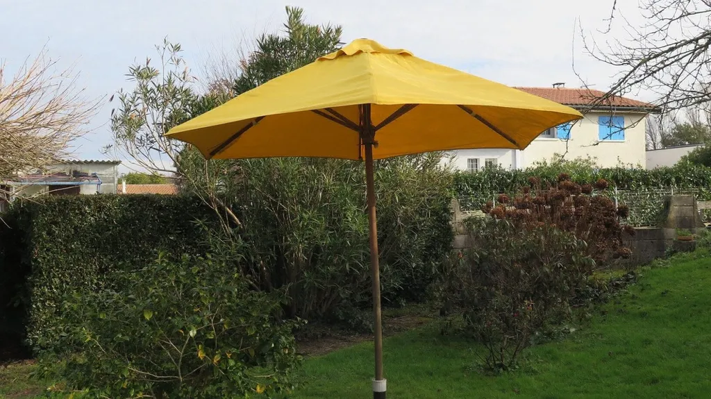 Fabrication artisanale d’une toile de parasol robuste près de Bordeaux