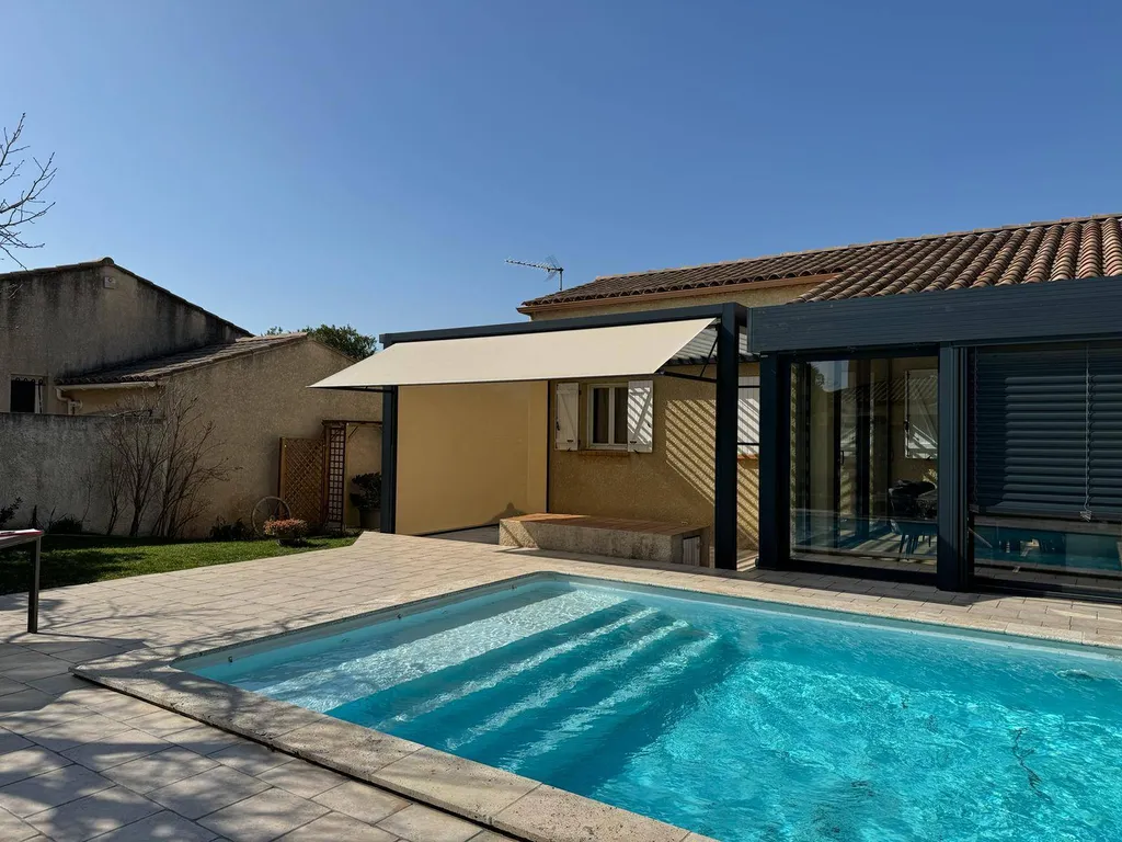 Pergola bioclimatique marquises open IT avec store zip 