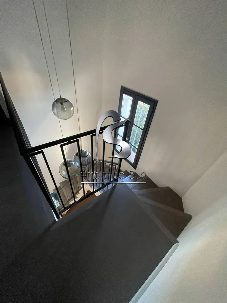 Application d’un béton ciré sur un sol en carrelage et dans un escalier à Gassin dans le Var