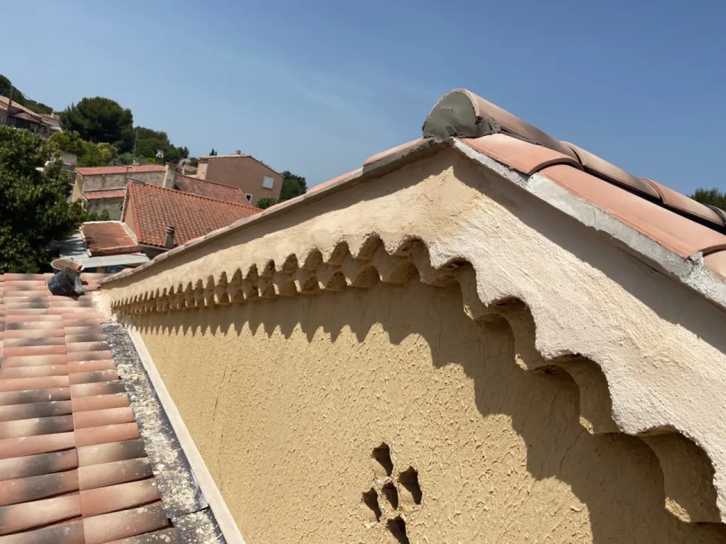 Changement d’une toiture de maison en tuiles Abeilles sur Martigues