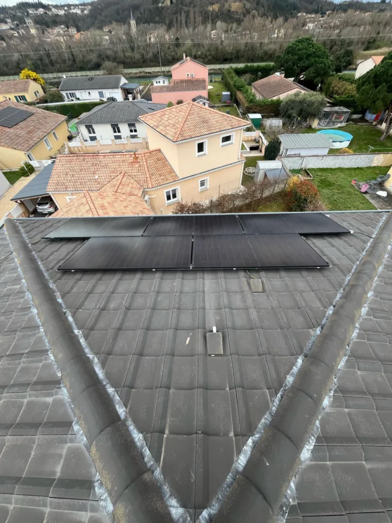 Réalisation d'une installation photovoltaïque de 5,5Kw avec batterie virtuelle Mylight MySmartBattery dans une maison à Beaumont Monteux, près de Valence (26)