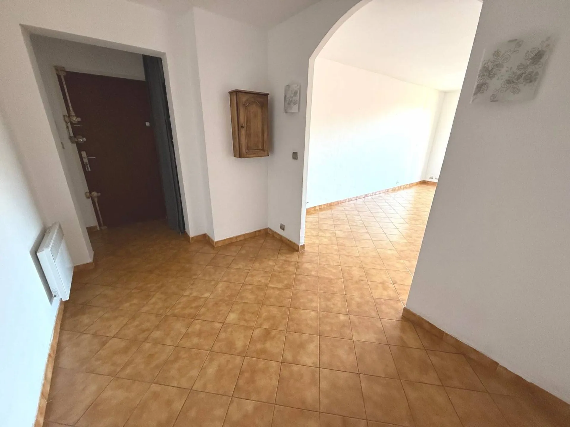 Dans le cœur du village 13830 très lumineux