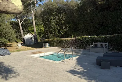 Mini piscine millenium posée avec rénovation complète ancienne structure et installation technique autonome photovoltaïque à Salon-de-Provence