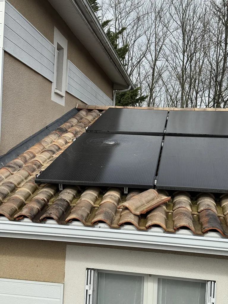Panneau solaire fissuré suite à une tempête en Gironde – intervention de dépannage à Izon (33450)