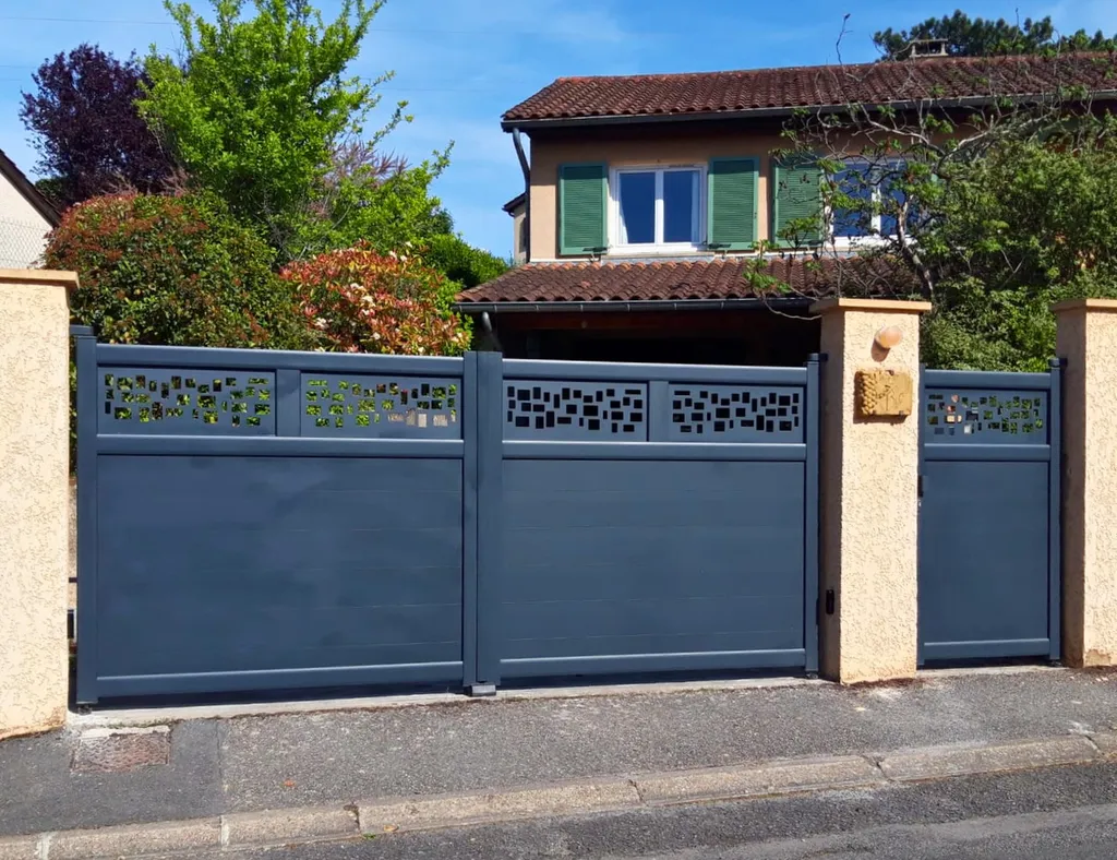 Fabrication et installation d'un portail battant motorisé avec portillon en aluminium RAL 7016 à Brignais (Rhône)