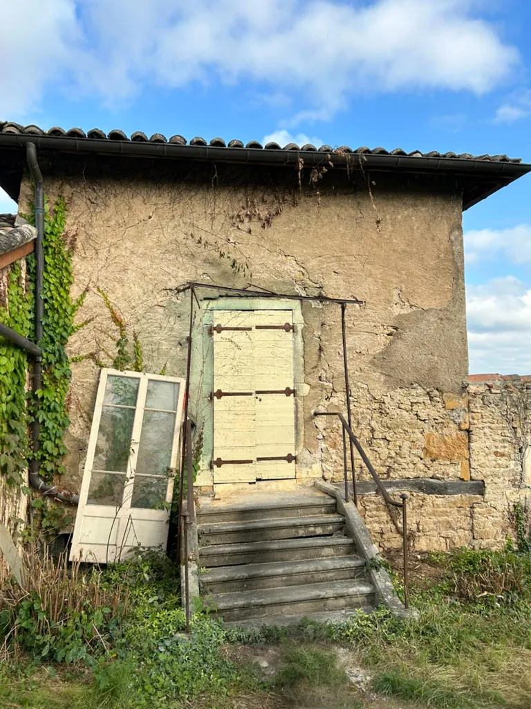La façade d'origine de la bâtisse du XVIe siècle à Limas avant l'intervention technique de maçonnerie.