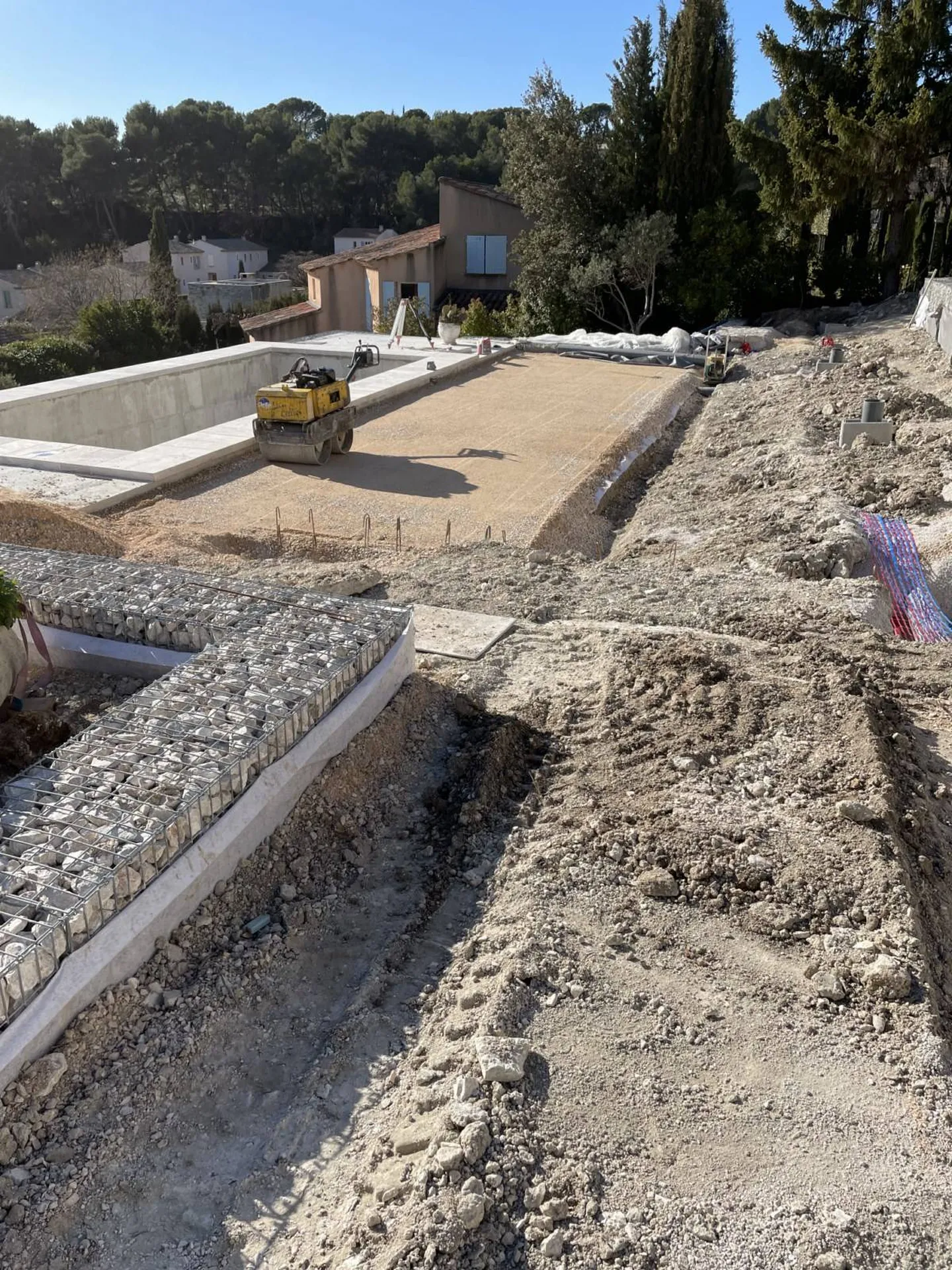 terrassement aménagement d'une futur zone de vie autour de la piscine