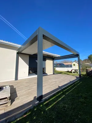 Pose d'une pergola bioclimatique à lames orientables et rétractables de structure gris anthracite  sur la commune de  Cestas, proche Pessac