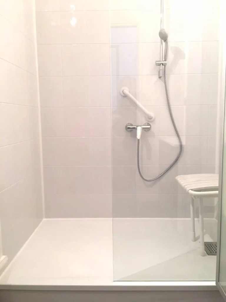Remplacement baignoire par douche sénior sécurisée