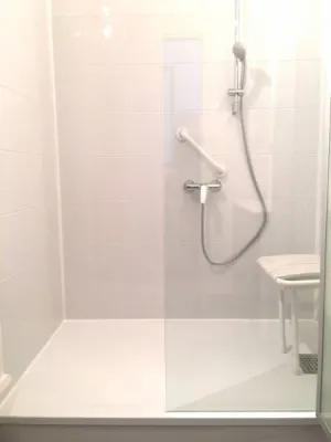 Remplacement baignoire par douche sénior sécurisée