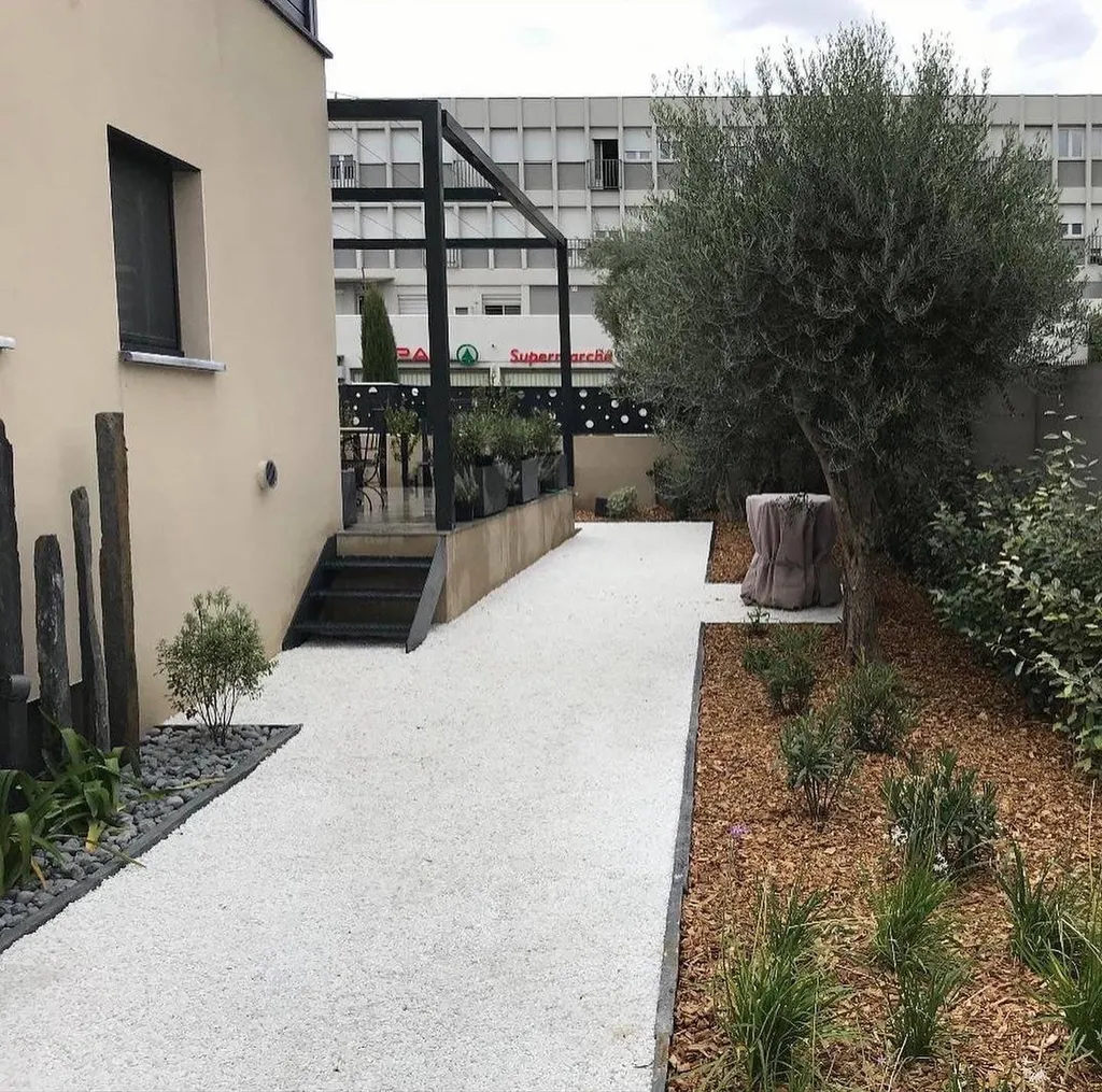 Jardin moderne aux Angles 30133, réalisé par des paysagistes professionnels, à proximité d'Avignon 84000, pour un aménagement extérieur élégant et fonctionnel