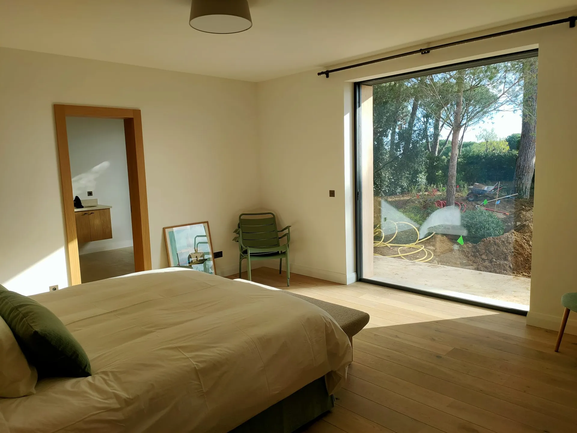 Pose d’une baie coulissante à galandage minimaliste 1 vantail sur Saint Tropez, avec contacteur magnétique et caniveau intégré