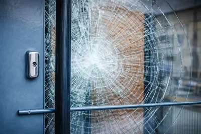 Pose de films de sécurité anti-effraction à Neuchâtel pour commerces, hôtels et bâtiments professionnels