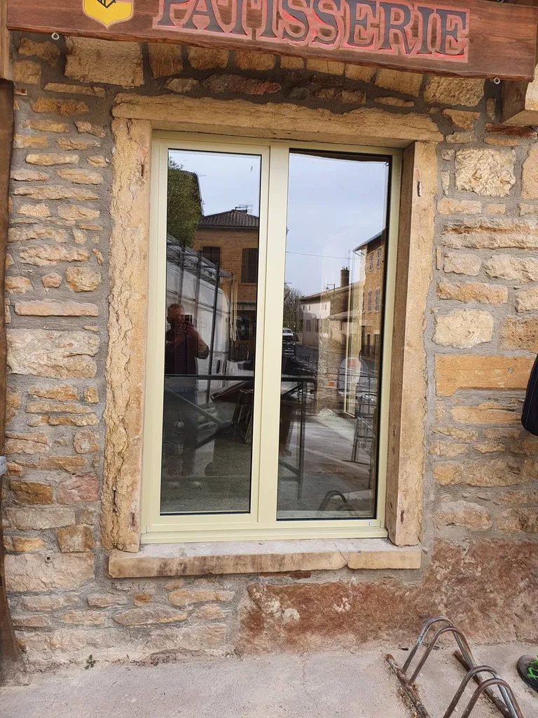 remplacement de fenêtres et porte fenêtre en alu couleur beige proche de la pierre dorée à Villefranche sur Saone