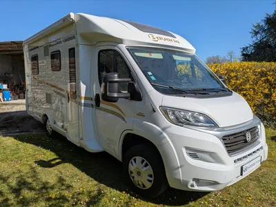 Bavaria T650 lit central – Photo prise à Saint‑Maigrin (17), camping‑car compact et impeccable.