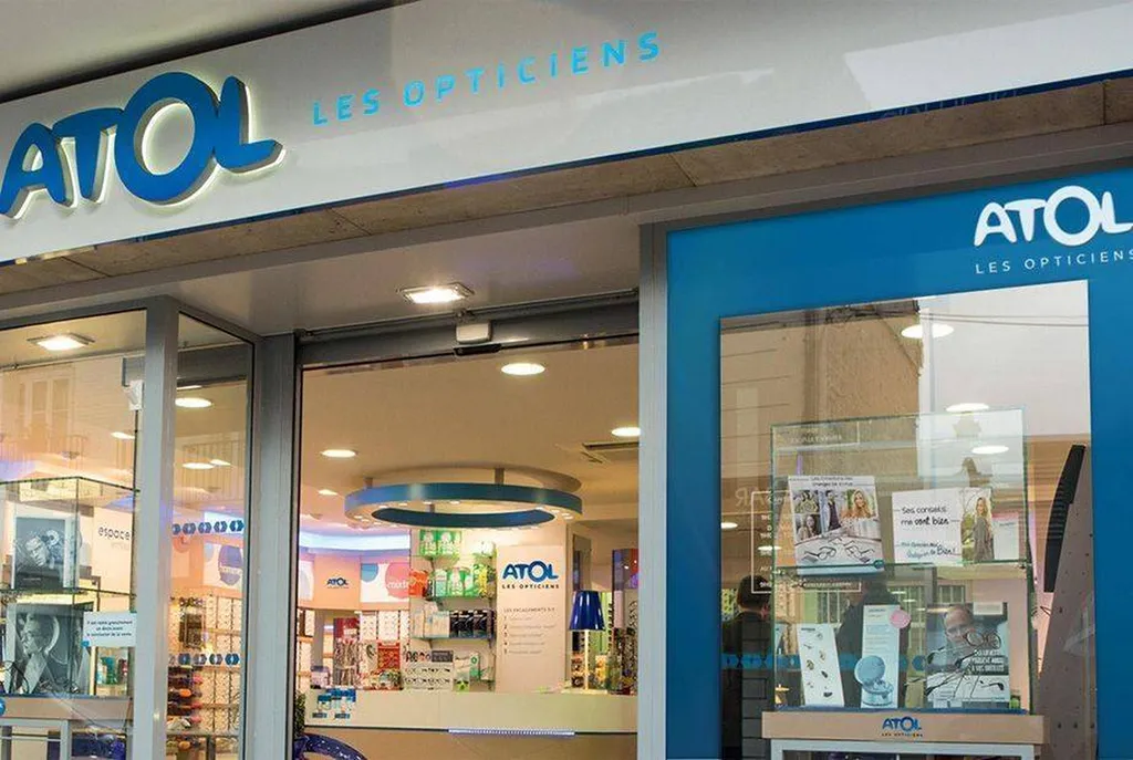 Pose plafond tendu BARRISOL acoustique micro-perforé dans magasin ATOL de Toulouse pour traitement acoustique - Plafonds Tendus Occitans Toulouse