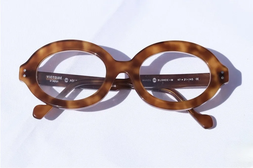lunettes Victoire d'aqui, française, couleur écaille claire et en acétate. a retrouver chez Bellevue Optique, dans le quartier de Pouvourville 31400